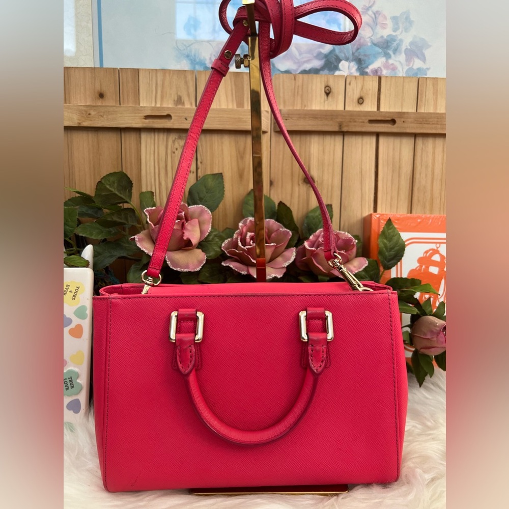 💜MetroCity Crossbody Bag in Magenta Canvas - Picture 2 of 16